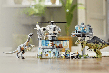 lego-jurassic-world-76949-attacco-del-giganotosauro-pianeta-brick-featured